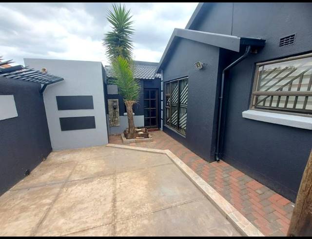 3 BEDROOM HOUSE FOR SALE IN PROTEA GARDEN